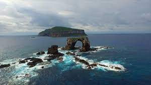 El conocido arco de darwin, una formación icónica en el plano geológico y turístico, situada en el norte de las islas galápagos, colapsó este lunes tras un proceso de erosión natural, informó el. Nhcvifokgavi8m