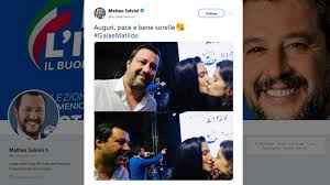 Matteo salvini è in ospedale in prognosi riservata dopo il pestaggio subito da un branco di scimmie a milano. Italy S Salvini Photobombed By Kissing Lesbian Couple Tweets Pics In Response Rt World News