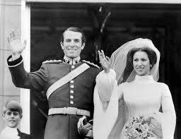 Am 14 November 1973 Heiratete Die Einzige Tochter Von Elisabeth Ii Prinzessin Anne Den Leutna Konigliche Hochzeitskleider Prinzessin Anne Royale Hochzeiten