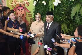 Din syamsudin menghimbau kepada pembakar bendera tauhid untuk mengakui kesalahannya sepenuh hati dan tidak terlalu banyak alibi. Din Syamsudin Beri Nasihat Di Pernikahan Raditya Dika