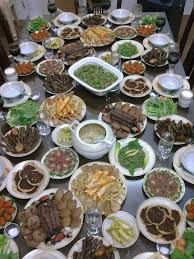 A Typical Syrian Dinner Table With A Variety Of Delicious Meals And Plates Egyptian Food Syrian Food Palestinian Food