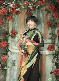 Bà là giọng ca hàng đầu của nền tân nhạc việt nam. Bapjcfhmpddalm