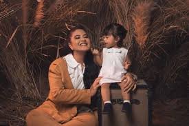 Berikut ini deretan nama bayi perempuan bahasa jawa tercantik dan terlengkap. 15 Inspirasi Nama Anak Perempuan Bermakna Indah Dari Bahasa Jawa Nama Anak Nama Anak Perempuan Anak Perempuan