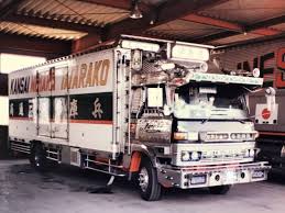 画像に含まれている可能性があるもの 屋外 デコトラ 中型トラック トラック