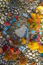 Bunte Blatter Auf Einem Selbstgemachten Mosaik Boden Im Garten Mosaik Diy Idee Farbe Mosaik