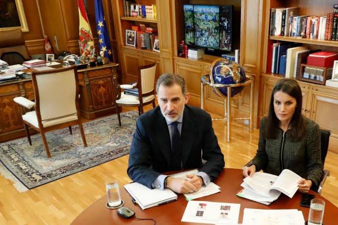 El significativo y colorido cambio en el despacho del rey desde que empezó  la crisis del coronavirus