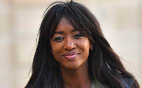 À la fin de chaque émission, chaque candidat présente une création d'après le thème imposé au départ. Tele Hapsatou Sy Fait Son Retour Top Visages