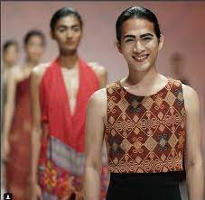 Oscar lawalata , nombre completo oscar septianus lawalata (nacido en pekanbaru , riau , el 1 de. Https Lifestyle Okezone Com Read 2018 05 08 194 1896046 Tampil Di Paris Oscar Lawalata Bakal Pamerkan 8 Batik Dari Jawa Timur