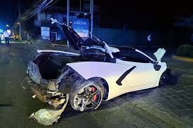 Un brutal accidente de tránsito ocurrió en la madrugada del domingo en la ciudad bonaerense de san pedro, donde un auto de alta gama en el que viajaban cinco jóvenes se estrelló contra un árbol. Estrella Y Destroza Corvette En San Pedro