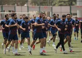 .بيتسو موسيماني أحمد فتحي بدلاً منه، وحافظ على باقي عناصر التشكيلة التي خاضت لقاء الذهاب حيث جدد الثقة بالحارس محمد الشناوي الذي كان نجم مباراة الدار البيضاء لا سيما بتصديه لركلة جزاء سددها بديع أووك، وإلى جانب فتحي في خط الدفاع دفع موسيماني بياسر. 0hjcex1fi5wzsm