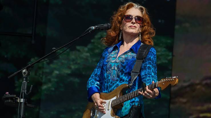 Bonnie Raitt: “I didn't see anybody play slide, so I just figured it out in  my room – and I put the bottleneck on the wrong finger!” | Guitar World