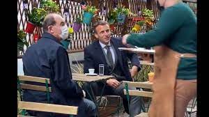 Le président de la république emmanuel macron et le premier ministre jean castex quittent la terrasse à laquelle ils prenaient un café et déambulent, non loi. Reouverture Des Restaurants Emmanuel Macron Et Jean Castex Ont Pris Un Cafe En Terrasse