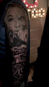 Oriental tattoo, el león fu es un animal consagrado a Buda. En efecto:  estas bestias no aparecen en el arte chino primitivo, sino que fueron  introducidas tardíamente, con el budismo, como defensores