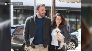Sie trafen sich am set seines neuen films | ben affleck verliebt in herzogin meghans freundin? Ben Affleck Und Ana De Armas Haben Einen Neuen Hund