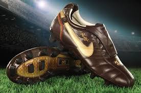 Most Iconic Football Boots Ever 4 Nike Tiempo Ronaldinho 10r See More At Http Www Trend Junky Com 2661 Most Iconic Footb Football Boots Boots Nike Soccer