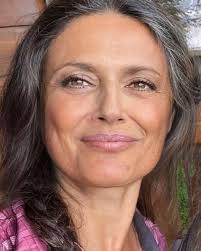 Rosita Celentano classe 1965 come la sottoscritta. Lei si dichiara fiera  delle sue rughe, dei suoi capelli grigi. Dice che il segreto sta nel saper  accettare le trasformazioni che inevitabilmente con l'età