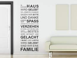 Jede einzelne stufe trägt zum gesamtbild bei und verwandelt ihre treppe in eine besonderheit. Wandtattoo In Diesem Haus Wird Gelebt Wandtattoo De