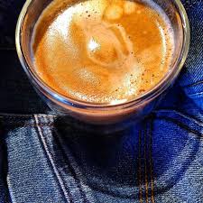 Jeder Jeans Tag Ist Auch Ein Kaffee Tag Schones Wochenende Greenape Life Whiskycoffee Kaffee Kaffeeliebhaber Kaffeebohnen Sin Glassware Tableware Latte