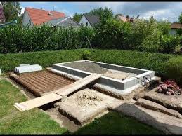 Welches Fundament Ist Das Richtige Wir Stellen Ihnen Die Verschiedenen Fundamente Mit Kurzer Bauanleitung Und Gartenhaus Fundament Gartenhaus Gartenhaus Bauen