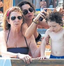 Hande ataizi, önceki gün oğlu aslan leon'u nişantaşı'nda gezdirirken objektife takıldı. Oglunu Sirtladi Highlife Magazin