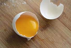 Massez doucement votre cuir chevelu. Masque Aux Oeufs Pour Vos Cheveux Un Classique