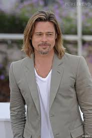 Brad pitt en froid avec george clooney à cause d'angelina jolie ? Brad Pitt Cheveux Mi Long Et Barbe Soignee Joue De Son Charme Puretrend