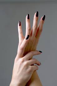 Color negro, blanco efecto mate con corazon negras y plata con piedras. Hermosas Manos Femeninas Con Largas Unas Negras Fotos Retratos Imagenes Y Fotografia De Archivo Libres De Derecho Image 84133874