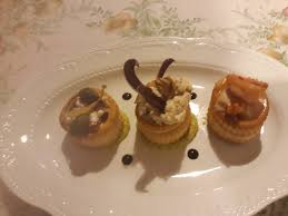 Nel frattempo stendete la pasta sfoglia su un piano da lavoro e, aiutandovi con un apposito coppapasta rotondo, ritagliate 8 dischi. Cestini Di Sfoglia Ripieni Per Un Antipasto Sfizioso Mangiamo Con Aldo S Blog