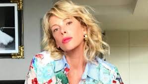Alessia marcuzzi quindi, seduta al fianco di vanessa incontrada e gabry ponte, rimarrà ancora un po' in giuria, per un appuntamento importante, quello a. Alessia Marcuzzi Fuori Da L Isola Dei Famosi Ecco Chi Arriva Al Suo Posto
