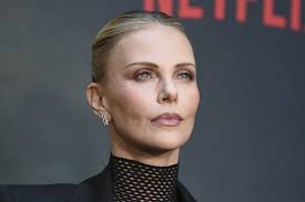 16-letnia Charlize Theron patrzyła na śmierć ojca. Zastrzeliła go jej  matka. 'Zrobiłabym dokładnie to samo'