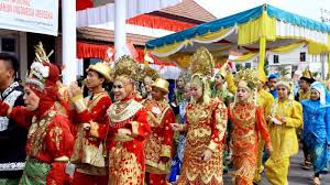 Ada beberapa model baju surjan motif bunga yang bisa kamu coba untuk dikenakan. Warga Padati Jalan Raya Untuk Saksikan Karnaval Budaya Serambi Indonesia