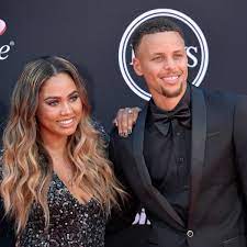 Steph's shoes supporting asian community. Nba Steph Curry Und Ehefrau Ayesha Zum Dritten Mal Eltern Sohn Canon Ist Da