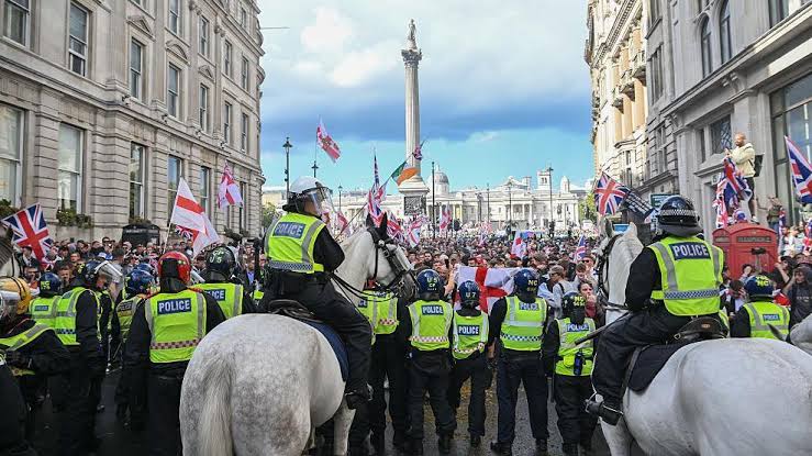 Forty-three arrests after enormous £4.5m police operation keeps rival London  protests apart - BBC News
