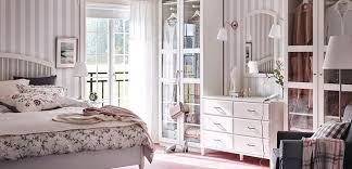 Los dormitorios blancos son una manera de ganar sensación de espacio en la estancia, luminosidad y fácil de combinar con otro tipo de colores u objetos decorativos. Dormitorios Ikea Ideas Para Todos Los Gustos Decoora