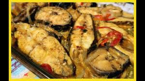 Tempere o peixe com sal e pimenta e reserve. Peixe Em Posta Ao Forno Youtube