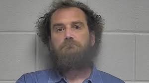 Descoperire terifiantă în casa unui bărbat. Au fost găsite 40 de cranii și  mobilier făcut din oase umane