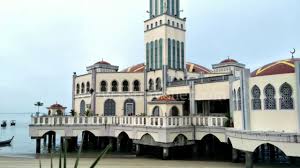 Nah, di bawah ini ada daftar 10 masjid terapung yang indah penuh pesona dan memiliki pemandangan menakjubkan, seperti berdiri di atas permukaan air. Masjid Terapung Tanjung Bungah Penang Youtube