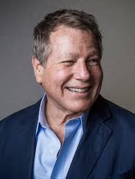 Ryan O'Neal, Who Became a Star With 'Love Story,' Dies at 82