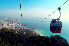 Teleferik alt istasyon, yemyeşil ormanlık bir alan içerisinde yer alıyor. Antalya Seilbahn Olympos Teleferik Tunektepe Teleferik Alanya Teleferik