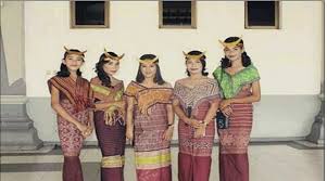 Pakaian tradisional wanita suku rote memiliki perbedaan dengan yang dikenakan oleh pria. Keseruan Wisata Di Ntt Yuk Intip Ritual Unik Pernikahan Khas Kupang