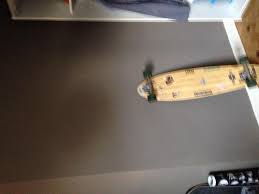Une selle de vélo, un cintre corne de vache la planche au dessus a, elle aussi son utilité. Accrocher Verticalement Un Skateboard Au Mur