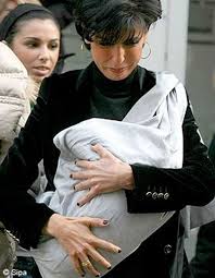 Ms dati, 46, gave birth as a single mother on 2 january 2009, without naming the father of her child. Rachida Dati Face Aux Confessions De Son Frere Jamel Elle