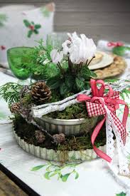 Weihnachten Alte Backformen Mit Moos Alpenveilchem Und Schleife Tischdecke Christmas Poem Von San Weihnachtlich Dekorieren Weihnachtsdekoration Weihnachten