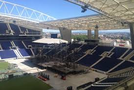 Acilisindan bir yil sonra arkadaslar sacmalamis galiba, estadio do dragon diye kim okuyor lan bu stadi? Fc Porto On Twitter Onedirection O Vosso Palco Esta Quase Montado Your Stage Is Almost Set 73horas 73hoursleft Estadiododragao Http T Co Jytiwyfvna