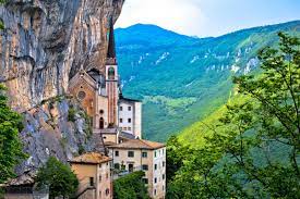 «ero nell'albergo della corona quando fu rapita ho sentito dire proprio qui la dovevi portare?» primo piano > cronaca venerdì 2 luglio 2021 Madonna Della Corona Kirche Mit Weitblick Geo