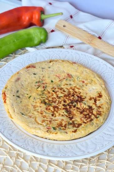 ✨Tortilla de bacalao y pimientos ✨ INGREDIENTES (3-4 personas) - 1 pimiento rojo - 1 pimiento verde - 1 cebolla - 1 diente de ajo - 250 gr migas de bacalao desalado -
