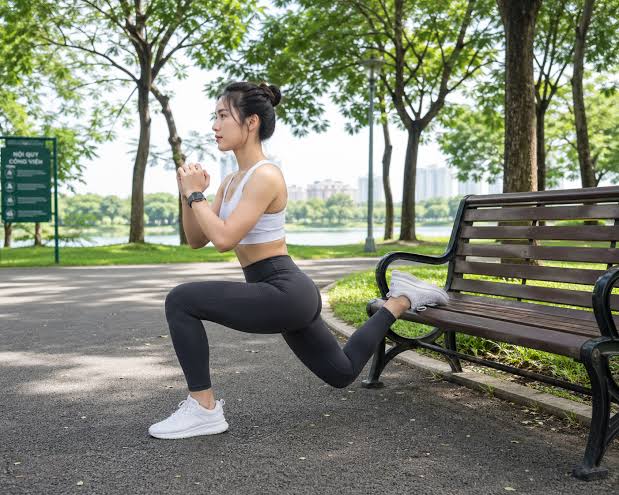 5 bài tập với ghế đá công viên giúp tăng cường sức mạnh đôi chân