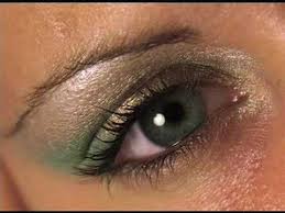 Modello, natura, erba, asiatico, seduta, trucco, vestito, verde, giallo, capelli neri, panchina, moda, estate, coreano, comune, ragazza, bellezza, tempo libero, signora, secondo, editoriale, spalla. Ho Un Vestito Verde Smeraldo E Accessori Bianchi Ke Trucco Deve Fare Yahoo Answers