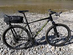 Im Test Aeropack X Von Tailfin Stabilisierte Satteltasche Und Gepacktrager Furs Bikepacking In Einem Berghuhns Webseite In 2020 Satteltasche Taschen Sattel