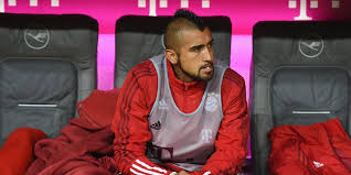 Benatia se formó en las categorías inferiores del olympique de marsella, pero tuvo que irse cedido a otros equipos para jugar los minutos que no le. Bayern Munchen Arturo Vidal Lasst Gehaltszettel In Kabine Offen Liegen Kolner Stadt Anzeiger